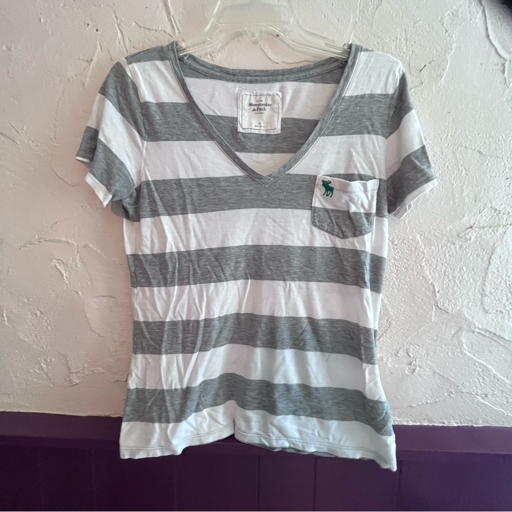Abercrombie & Fitch V-neck Gray and White Tshirt Size Medium